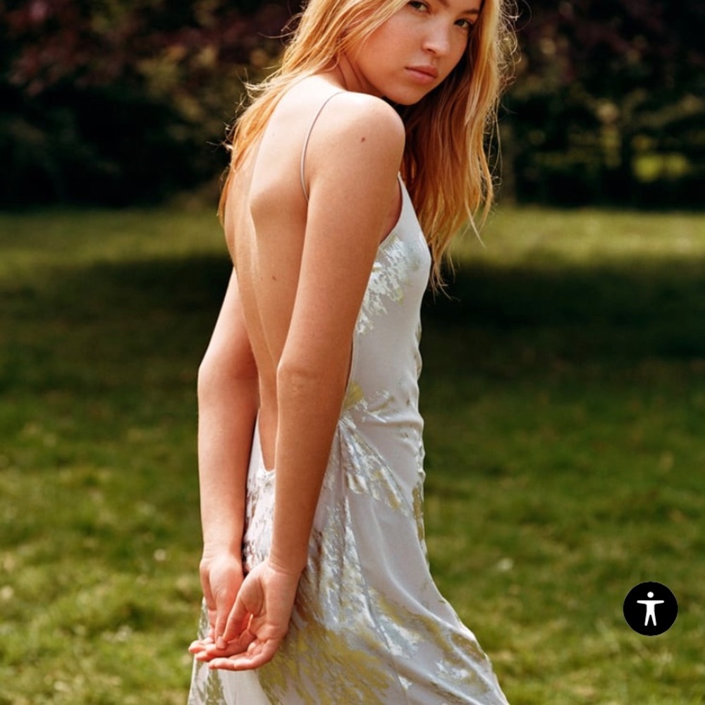 Midi dress with V-neckline and spaghetti straps. Fabric with metallic details.
